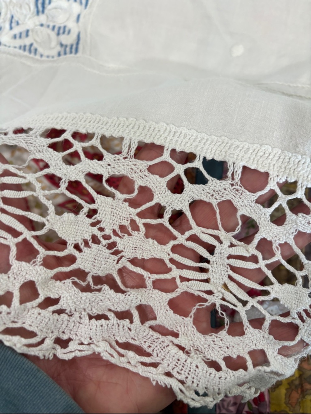 Vintage Blue and white embroidered lace edged tablecloth - Picture 5 of 8